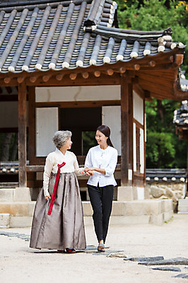 포토 JPG 주간 전신 여자 노년 할머니 가족 엄마 한옥 서기 웃음 사람 동양인 성인 야외 두명 앞모습 30대 마주보기 걷기 손잡기 산책 한국인 60대 한복 며느리 시어머니 여자만 성인여자만 성인만 국내포토 자연요소 한국전통 뷰포인트 고건축 관계 모션 휴식 표정 인종 장년 전통의상 파일형식 시부모님