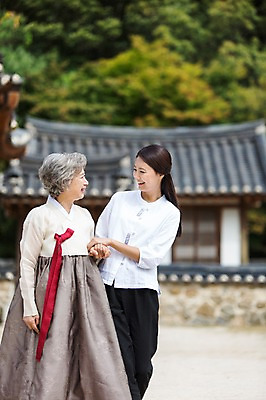 포토 JPG 주간 여자 노년 할머니 가족 엄마 서기 웃음 사람 동양인 상반신 성인 야외 두명 아웃포커스 30대 마주보기 손잡기 산책 한국인 60대 한복 며느리 시어머니 여자만 성인여자만 성인만 국내포토 자연요소 한국전통 관계 모션 휴식 촬영기법 표정 인종 장년 전통의상 파일형식 시부모님