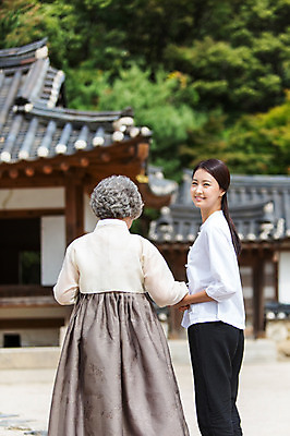 포토 JPG 주간 여자 노년 할머니 가족 엄마 서기 웃음 사람 동양인 상반신 성인 야외 두명 옆모습 뒷모습 아웃포커스 30대 산책 한국인 60대 한복 며느리 시어머니 여자만 성인여자만 성인만 국내포토 자연요소 한국전통 뷰포인트 관계 모션 휴식 촬영기법 표정 인종 장년 전통의상 파일형식 시부모님