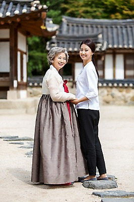 포토 JPG 주간 전신 여자 노년 할머니 가족 엄마 서기 웃음 사람 동양인 성인 야외 두명 옆모습 아웃포커스 30대 손잡기 산책 한국인 60대 한복 며느리 시어머니 여자만 성인여자만 성인만 국내포토 자연요소 한국전통 뷰포인트 관계 모션 휴식 촬영기법 표정 인종 장년 전통의상 파일형식 시부모님