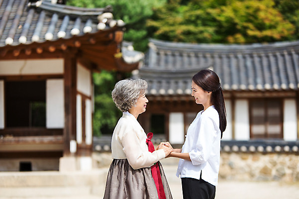 포토 JPG 주간 여자 노년 할머니 가족 엄마 서기 웃음 사람 동양인 상반신 성인 야외 두명 옆모습 아웃포커스 30대 마주보기 손잡기 한국인 60대 한복 며느리 시어머니 여자만 성인여자만 성인만 국내포토 자연요소 한국전통 뷰포인트 관계 모션 촬영기법 표정 인종 장년 전통의상 파일형식 시부모님