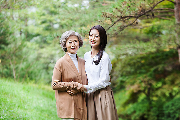 포토 JPG 주간 식물 여자 노년 할머니 가족 엄마 서기 웃음 사람 동양인 상반신 성인 야외 두명 아웃포커스 30대 손잡기 산책 한국인 60대 며느리 시어머니 여자만 성인여자만 성인만 국내포토 자연요소 관계 모션 휴식 촬영기법 표정 인종 장년 파일형식 시부모님