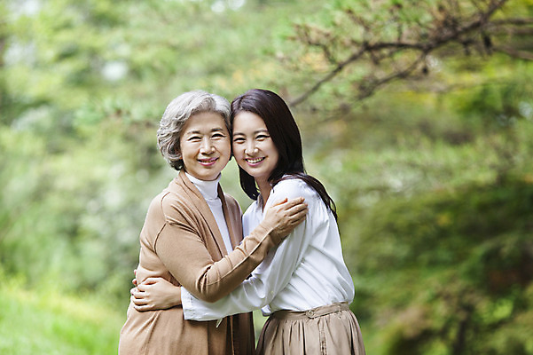 포토 JPG 주간 식물 여자 노년 할머니 가족 안기 엄마 서기 웃음 사람 동양인 상반신 성인 야외 두명 옆모습 아웃포커스 30대 산책 한국인 60대 며느리 시어머니 여자만 성인여자만 성인만 국내포토 자연요소 뷰포인트 관계 모션 휴식 촬영기법 표정 인종 장년 파일형식 시부모님