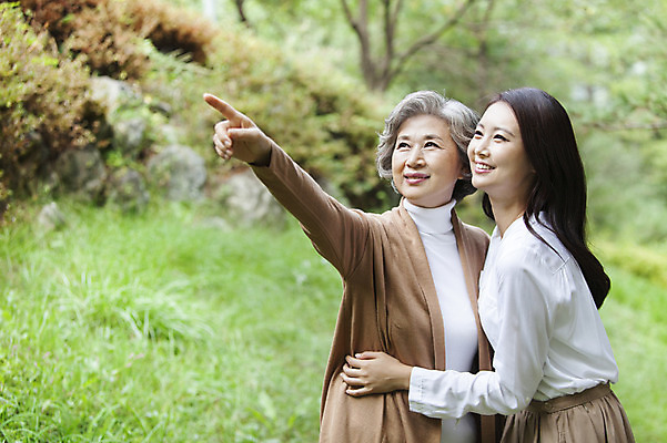 포토 JPG 주간 식물 여자 노년 할머니 가족 안기 엄마 서기 웃음 사람 동양인 손짓 상반신 성인 야외 두명 아웃포커스 30대 산책 한국인 가리킴 60대 며느리 시어머니 여자만 성인여자만 성인만 국내포토 자연요소 관계 모션 휴식 촬영기법 표정 인종 장년 파일형식 시부모님