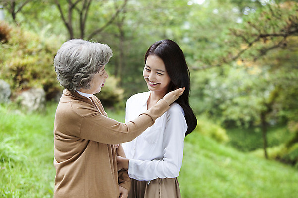 포토 JPG 주간 식물 여자 노년 할머니 가족 엄마 서기 웃음 사람 동양인 손짓 상반신 성인 야외 두명 아웃포커스 30대 산책 한국인 60대 며느리 시어머니 여자만 성인여자만 성인만 국내포토 자연요소 관계 모션 휴식 촬영기법 표정 인종 장년 파일형식 시부모님