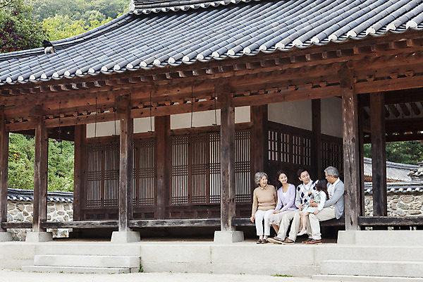 포토 JPG 주간 전신 여자 할아버지 남자 딸 할머니 어린이 가족 엄마 손녀 한옥 대가족 대화 웃음 사람 앉기 동양인 여러명 야외 마주보기 한국인 아빠 손주 국내포토 자연요소 한국전통 노년 다수 고건축 관계 모션 표정 말하기 인종 파일형식