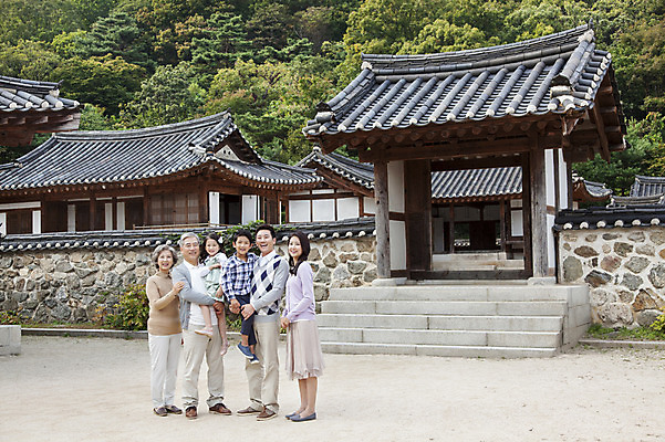 포토 JPG 주간 전신 여자 할아버지 노년 남자 딸 아들 할머니 어린이 가족 안기 엄마 손자 손녀 한옥 대가족 서기 웃음 사람 동양인 여러명 성인 야외 30대 유치원생 한국인 아빠 60대 손주 6인가족 국내포토 자연요소 한국전통 다수 고건축 관계 모션 표정 인종 장년 파일형식