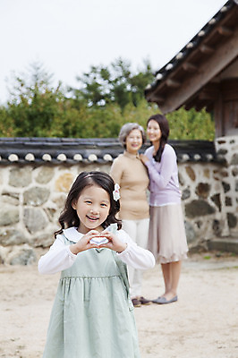 포토 JPG 주간 여자 딸 할머니 어린이 엄마 손녀 서기 웃음 사람 손짓 상반신 야외 앞모습 아웃포커스 세명 유치원생 손주 손하트 여자만 국내포토 자연요소 노년 뷰포인트 가족 모션 촬영기법 표정 파일형식