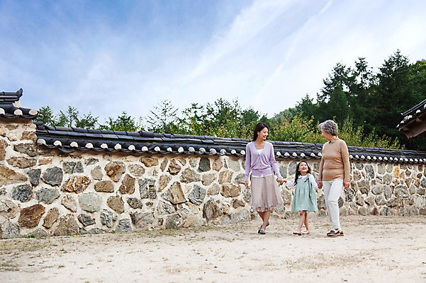 포토 JPG 주간 전신 여자 노년 딸 할머니 어린이 가족 엄마 손녀 서기 사람 동양인 성인 야외 세명 30대 담장 걷기 손잡기 산책 유치원생 한국인 60대 삼대 손주 여자만 국내포토 자연요소 관계 모션 휴식 인종 장년 파일형식