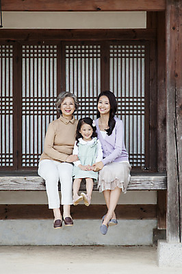 포토 JPG 주간 전신 여자 노년 딸 할머니 어린이 가족 엄마 손녀 한옥 웃음 사람 앉기 동양인 성인 야외 앞모습 세명 30대 유치원생 한국인 60대 삼대 손주 여자만 국내포토 자연요소 한국전통 뷰포인트 고건축 관계 모션 표정 인종 장년 파일형식