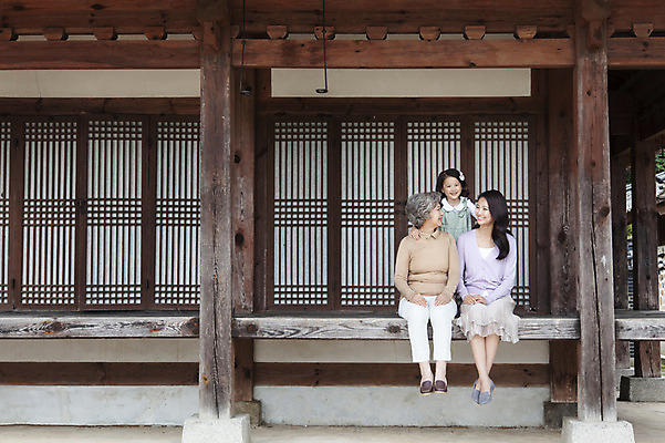 포토 JPG 주간 전신 여자 노년 딸 할머니 어린이 가족 엄마 손녀 한옥 서기 웃음 사람 앉기 동양인 상반신 성인 야외 앞모습 세명 30대 마주보기 유치원생 한국인 60대 삼대 손주 여자만 국내포토 자연요소 한국전통 뷰포인트 고건축 관계 모션 표정 인종 장년 파일형식