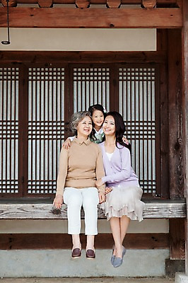 포토 JPG 주간 전신 여자 노년 딸 할머니 어린이 가족 엄마 어깨동무 손녀 한옥 서기 웃음 사람 앉기 동양인 상반신 성인 야외 앞모습 세명 30대 유치원생 한국인 60대 삼대 손주 여자만 국내포토 자연요소 한국전통 뷰포인트 포즈 고건축 관계 모션 표정 인종 장년 파일형식