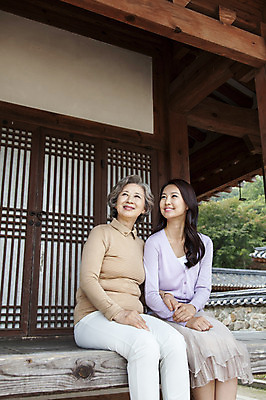 포토 JPG 주간 응시 여자 노년 할머니 가족 엄마 한옥 웃음 사람 앉기 동양인 상반신 성인 야외 두명 30대 팔짱 한국인 60대 며느리 시어머니 여자만 성인여자만 성인만 국내포토 자연요소 한국전통 시선 고건축 관계 모션 표정 인종 장년 파일형식 시부모님