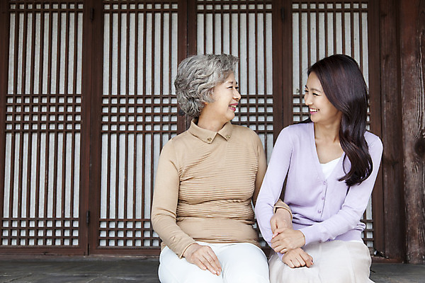 포토 JPG 여자 노년 할머니 가족 엄마 웃음 사람 앉기 동양인 상반신 성인 두명 앞모습 30대 문 마주보기 한국인 60대 며느리 시어머니 창호문 여자만 성인여자만 성인만 국내포토 뷰포인트 관계 모션 표정 인종 장년 파일형식 시부모님