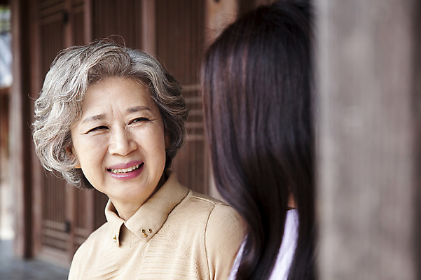 포토 JPG 주간 여자 노년 할머니 웃음 사람 동양인 상반신 성인 야외 두명 뒷모습 아웃포커스 한국인 60대 시어머니 여자만 성인여자만 노인만 성인만 노인여자만 국내포토 자연요소 뷰포인트 촬영기법 표정 인종 파일형식 시부모님