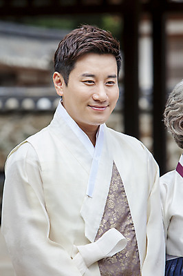 포토 JPG 남자 웃음 사람 동양인 상반신 성인 두명 아웃포커스 30대 한국인 아빠 한복 남자만 성인남자만 장년만 장년남자만 성인만 국내포토 한국전통 가족 촬영기법 표정 인종 장년 전통의상 파일형식