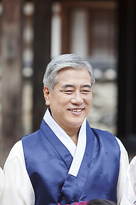 포토 JPG 할아버지 노년 남자 한명 웃음 사람 동양인 상반신 앞모습 아웃포커스 한국인 60대 한복 남자만 남자한명만 노인만 노인남자만 노인남자한명만 국내포토 1 한국전통 뷰포인트 촬영기법 표정 인종 성인 전통의상 성인만 파일형식