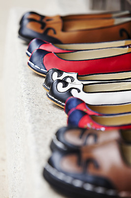 포토 JPG 주간 전통 신발 전통소품 사람없음 야외 아웃포커스 오브젝트 여러켤레 전통신발 국내포토 자연요소 다수 촬영기법 파일형식