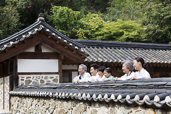 포토 JPG 주간 여자 할아버지 노년 남자 딸 아들 할머니 어린이 가족 엄마 손자 손녀 한옥 대가족 웃음 사람 동양인 여러명 상반신 성인 야외 30대 담장 유치원생 한국인 아빠 60대 한복 손주 6인가족 국내포토 자연요소 한국전통 다수 고건축 관계 표정 인종 장년 전통의상 파일형식