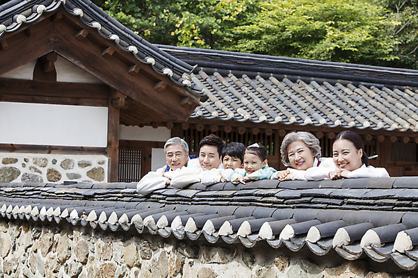 포토 JPG 주간 여자 할아버지 노년 남자 딸 아들 할머니 어린이 가족 엄마 손자 손녀 한옥 대가족 웃음 사람 동양인 여러명 상반신 성인 야외 30대 담장 유치원생 한국인 아빠 60대 한복 손주 6인가족 국내포토 자연요소 한국전통 다수 고건축 관계 표정 인종 장년 전통의상 파일형식