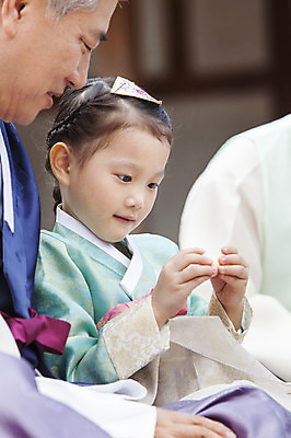 포토 JPG 여자 명절 할아버지 노년 남자 어린이 가족 손녀 사람 동양인 상반신 성인 두명 아웃포커스 추석 유치원생 한국인 60대 한복 손주 송편 송편빚기 국내포토 한국전통 전통 기념일 관계 떡 촬영기법 인종 전통의상 요리중 파일형식