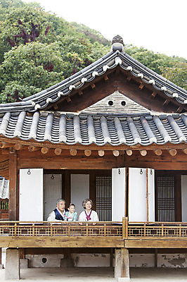 포토 JPG 주간 여자 명절 할아버지 노년 남자 할머니 어린이 가족 손녀 한옥 사람 동양인 상반신 성인 야외 세명 설날 추석 유치원생 한국인 60대 한복 손주 국내포토 자연요소 한국전통 전통 기념일 고건축 관계 인종 전통의상 파일형식