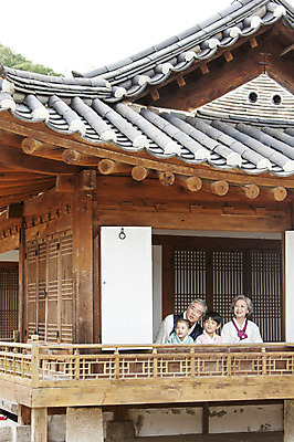 포토 JPG 주간 응시 여자 명절 할아버지 노년 남자 할머니 어린이 가족 손자 손녀 한옥 사람 동양인 여러명 상반신 성인 야외 설날 추석 유치원생 한국인 60대 한복 손주 국내포토 자연요소 한국전통 전통 시선 기념일 다수 고건축 관계 인종 전통의상 파일형식