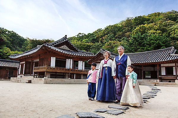 포토 JPG 주간 전신 여자 명절 할아버지 노년 남자 할머니 어린이 가족 손자 손녀 한옥 서기 웃음 사람 동양인 여러명 성인 야외 설날 추석 손잡기 산책 유치원생 한국인 60대 한복 손주 국내포토 자연요소 한국전통 전통 기념일 다수 고건축 관계 모션 휴식 표정 인종 전통의상 파일형식