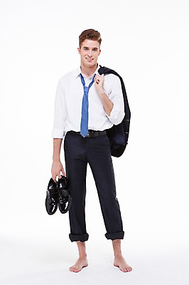 포토 JPG 스튜디오촬영 전신 서양인 외국인 백인 해외기획촬영 라이프스타일 남자 구두 2013년태국 비즈니스 모션 맨발 실내 한명 서기 웃음 들기 사람 정장 20대 성인 앞모습 비즈니스라이프 여름휴가 바캉스 재킷 비즈니스맨 남성화 남자만 남자한명만 성인남자만 청년만 청년남자만 청년남자한명만 성인한명만 성인남자한명만 성인만 국내포토 1 옷 뷰포인트 신발 발 휴가 표정 인종 청년 내부 생활 외투 직장인 파일형식 여름_계절
