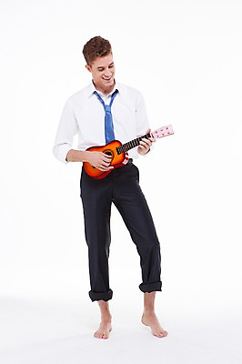 포토 JPG 스튜디오촬영 전신 서양인 외국인 백인 해외기획촬영 라이프스타일 남자 악기 2013년태국 연주 비즈니스 모션 맨발 실내 한명 서기 웃음 들기 사람 정장 20대 성인 앞모습 비즈니스라이프 여름휴가 바캉스 비즈니스맨 우쿨렐레 남자만 남자한명만 성인남자만 청년만 청년남자만 청년남자한명만 성인한명만 성인남자한명만 성인만 국내포토 1 옷 음악 뷰포인트 발 현악기 휴가 표정 인종 청년 내부 생활 직장인 파일형식 여름_계절
