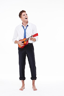 포토 JPG 스튜디오촬영 전신 서양인 외국인 백인 해외기획촬영 라이프스타일 응시 남자 악기 2013년태국 연주 비즈니스 모션 맨발 실내 한명 서기 웃음 들기 사람 정장 20대 성인 앞모습 비즈니스라이프 여름휴가 바캉스 비즈니스맨 우쿨렐레 남자만 남자한명만 성인남자만 청년만 청년남자만 청년남자한명만 성인한명만 성인남자한명만 성인만 국내포토 1 시선 옷 음악 뷰포인트 발 현악기 휴가 표정 인종 청년 내부 생활 직장인 파일형식 여름_계절