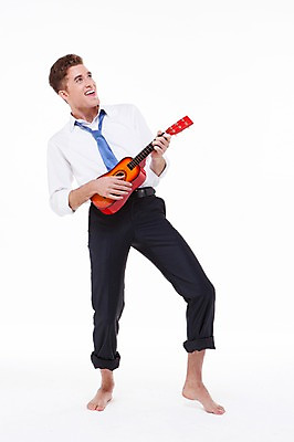 포토 JPG 스튜디오촬영 전신 서양인 외국인 백인 해외기획촬영 라이프스타일 응시 남자 악기 2013년태국 연주 비즈니스 모션 맨발 실내 한명 서기 웃음 들기 사람 정장 20대 성인 앞모습 비즈니스라이프 여름휴가 바캉스 비즈니스맨 우쿨렐레 남자만 남자한명만 성인남자만 청년만 청년남자만 청년남자한명만 성인한명만 성인남자한명만 성인만 국내포토 1 시선 옷 음악 뷰포인트 발 현악기 휴가 표정 인종 청년 내부 생활 직장인 파일형식 여름_계절