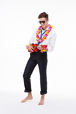 포토 JPG 스튜디오촬영 전신 서양인 외국인 백인 해외기획촬영 남자 악기 2013년태국 연주 비즈니스 모션 맨발 휴가 실내 한명 서기 웃음 들기 사람 정장 20대 성인 여름휴가 바캉스 선글라스 비즈니스맨 우쿨렐레 꽃목걸이 남자만 남자한명만 성인남자만 청년만 청년남자만 청년남자한명만 성인한명만 성인남자한명만 성인만 국내포토 1 옷 꽃 안경 음악 목걸이 발 현악기 표정 인종 청년 내부 직장인 파일형식 여름_계절