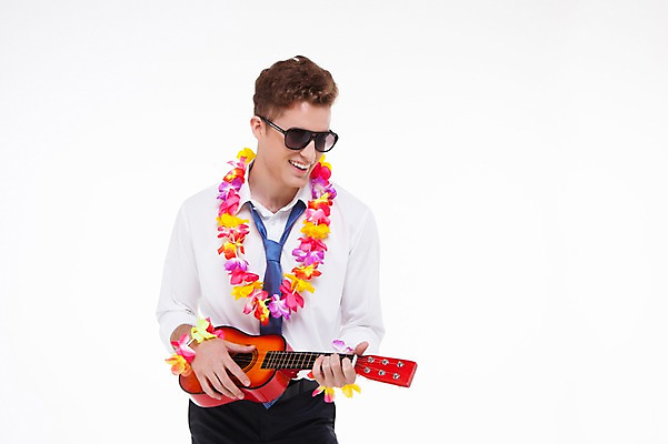 포토 JPG 스튜디오촬영 서양인 외국인 백인 해외기획촬영 남자 악기 2013년태국 연주 비즈니스 모션 휴가 실내 한명 서기 웃음 들기 사람 정장 상반신 20대 성인 앞모습 여름휴가 바캉스 선글라스 비즈니스맨 우쿨렐레 꽃목걸이 남자만 남자한명만 성인남자만 청년만 청년남자만 청년남자한명만 성인한명만 성인남자한명만 성인만 국내포토 1 옷 꽃 안경 음악 뷰포인트 목걸이 현악기 표정 인종 청년 내부 직장인 파일형식 여름_계절