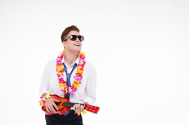 포토 JPG 스튜디오촬영 서양인 외국인 백인 해외기획촬영 남자 악기 2013년태국 연주 비즈니스 모션 휴가 실내 한명 서기 웃음 들기 사람 정장 상반신 20대 성인 앞모습 여름휴가 바캉스 선글라스 비즈니스맨 우쿨렐레 꽃목걸이 남자만 남자한명만 성인남자만 청년만 청년남자만 청년남자한명만 성인한명만 성인남자한명만 성인만 국내포토 1 옷 꽃 안경 음악 뷰포인트 목걸이 현악기 표정 인종 청년 내부 직장인 파일형식 여름_계절