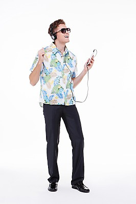 포토 JPG 스튜디오촬영 전신 서양인 외국인 백인 해외기획촬영 남자 음악 2013년태국 비즈니스 모션 휴가 실내 한명 서기 웃음 들기 사람 20대 성인 여름휴가 바캉스 스마트폰 핸드폰 선글라스 헤드폰 음악감상 비즈니스맨 꽃무늬셔츠 남자만 남자한명만 성인남자만 청년만 청년남자만 청년남자한명만 성인한명만 성인남자한명만 성인만 국내포토 1 안경 음향기기 셔츠 문화예술 표정 인종 청년 내부 전자제품 스마트기기 감상 직장인 파일형식 여름_계절