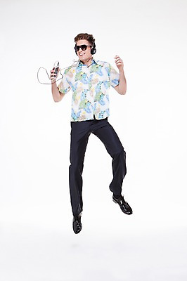 포토 JPG 스튜디오촬영 전신 서양인 외국인 백인 해외기획촬영 남자 음악 2013년태국 비즈니스 모션 휴가 실내 한명 웃음 들기 사람 20대 성인 앞모습 여름휴가 바캉스 스마트폰 핸드폰 선글라스 점프 헤드폰 음악감상 비즈니스맨 꽃무늬셔츠 남자만 남자한명만 성인남자만 청년만 청년남자만 청년남자한명만 성인한명만 성인남자한명만 성인만 국내포토 1 안경 뷰포인트 음향기기 셔츠 문화예술 표정 인종 청년 내부 전자제품 스마트기기 감상 직장인 파일형식 여름_계절