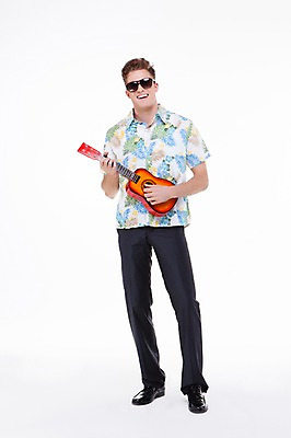 포토 JPG 스튜디오촬영 전신 서양인 외국인 백인 해외기획촬영 남자 악기 2013년태국 비즈니스 모션 휴가 실내 한명 서기 웃음 들기 사람 20대 성인 앞모습 여름휴가 바캉스 선글라스 비즈니스맨 우쿨렐레 꽃무늬셔츠 남자만 남자한명만 성인남자만 청년만 청년남자만 청년남자한명만 성인한명만 성인남자한명만 성인만 국내포토 1 안경 음악 뷰포인트 셔츠 현악기 표정 인종 청년 내부 직장인 파일형식 여름_계절