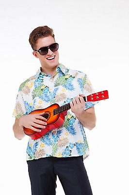 포토 JPG 스튜디오촬영 서양인 외국인 백인 해외기획촬영 남자 악기 2013년태국 비즈니스 모션 휴가 실내 한명 서기 웃음 들기 사람 상반신 20대 성인 앞모습 여름휴가 바캉스 선글라스 비즈니스맨 우쿨렐레 꽃무늬셔츠 남자만 남자한명만 성인남자만 청년만 청년남자만 청년남자한명만 성인한명만 성인남자한명만 성인만 국내포토 1 안경 음악 뷰포인트 셔츠 현악기 표정 인종 청년 내부 직장인 파일형식 여름_계절