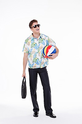 포토 JPG 스튜디오촬영 전신 서양인 외국인 백인 해외기획촬영 남자 2013년태국 서류가방 비즈니스 공 모션 휴가 실내 한명 서기 웃음 들기 사람 20대 성인 앞모습 여름휴가 바캉스 선글라스 비즈니스맨 비치볼 출근 꽃무늬셔츠 남자만 남자한명만 성인남자만 청년만 청년남자만 청년남자한명만 성인한명만 성인남자한명만 성인만 국내포토 1 안경 뷰포인트 셔츠 가방 바캉스용품 표정 인종 청년 내부 직장인 출퇴근 파일형식 여름_계절