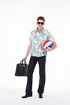 포토 JPG 스튜디오촬영 전신 서양인 외국인 백인 해외기획촬영 남자 2013년태국 서류가방 비즈니스 공 모션 휴가 실내 한명 서기 웃음 들기 사람 20대 성인 앞모습 여름휴가 바캉스 선글라스 비즈니스맨 비치볼 출근 꽃무늬셔츠 남자만 남자한명만 성인남자만 청년만 청년남자만 청년남자한명만 성인한명만 성인남자한명만 성인만 국내포토 1 안경 뷰포인트 셔츠 가방 바캉스용품 표정 인종 청년 내부 직장인 출퇴근 파일형식 여름_계절