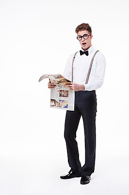 포토 JPG 스튜디오촬영 전신 서양인 외국인 백인 해외기획촬영 남자 안경 2013년태국 모션 나비넥타이 실내 한명 서기 들기 사람 20대 성인 라이프 놀람 신문 신문읽기 멜빵바지 멜빵 남자만 남자한명만 성인남자만 청년만 청년남자만 청년남자한명만 성인한명만 성인남자한명만 성인만 안경낌 국내포토 1 잡화 감정 바지 넥타이 표정 인종 청년 내부 생활 간행물 뉴스 읽기 파일형식