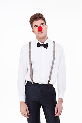 포토 JPG 스튜디오촬영 서양인 외국인 백인 해외기획촬영 남자 2013년태국 모션 나비넥타이 실내 한명 서기 사람 상반신 20대 성인 라이프 앞모습 빨간코 멜빵바지 멜빵 남자만 남자한명만 성인남자만 청년만 청년남자만 청년남자한명만 성인한명만 성인남자한명만 성인만 국내포토 1 잡화 뷰포인트 바지 넥타이 인종 청년 내부 생활 파일형식