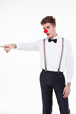 포토 JPG 스튜디오촬영 서양인 외국인 백인 해외기획촬영 남자 2013년태국 모션 나비넥타이 실내 한명 서기 사람 손짓 상반신 20대 성인 라이프 앞모습 가리킴 빨간코 멜빵바지 멜빵 남자만 남자한명만 성인남자만 청년만 청년남자만 청년남자한명만 성인한명만 성인남자한명만 성인만 국내포토 1 잡화 뷰포인트 바지 넥타이 인종 청년 내부 생활 파일형식