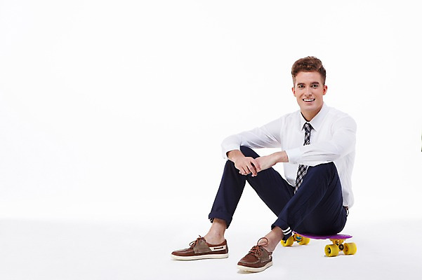 포토 JPG 스튜디오촬영 전신 서양인 외국인 백인 해외기획촬영 남자 2013년태국 비즈니스 모션 실내 한명 웃음 사람 앉기 20대 성인 캐주얼 스케이트보드 비즈니스맨 손모으기 남자만 남자한명만 성인남자만 청년만 청년남자만 청년남자한명만 성인한명만 성인남자한명만 성인만 국내포토 1 옷 표정 인종 손짓 청년 내부 보드_스포츠 직장인 파일형식