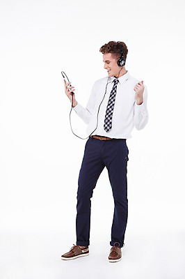 포토 JPG 스튜디오촬영 전신 서양인 외국인 백인 해외기획촬영 남자 음악 2013년태국 비즈니스 모션 실내 한명 서기 웃음 들기 사람 손짓 20대 성인 캐주얼 스마트폰 핸드폰 헤드폰 음악감상 비즈니스맨 남자만 남자한명만 성인남자만 청년만 청년남자만 청년남자한명만 성인한명만 성인남자한명만 성인만 국내포토 1 옷 음향기기 문화예술 표정 인종 청년 내부 전자제품 스마트기기 감상 직장인 파일형식
