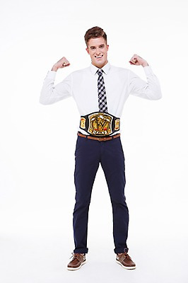 포토 JPG 스튜디오촬영 전신 서양인 외국인 백인 해외기획촬영 남자 2013년태국 비즈니스 모션 실내 한명 서기 웃음 사람 손짓 20대 성인 앞모습 캐주얼 비즈니스맨 챔피언 챔피언벨트 남자만 남자한명만 성인남자만 청년만 청년남자만 청년남자한명만 성인한명만 성인남자한명만 성인만 국내포토 1 옷 뷰포인트 표정 인종 청년 내부 직장인 파일형식