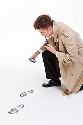 포토 JPG 스튜디오촬영 서양인 외국인 백인 해외기획촬영 남자 2013년태국 모션 돋보기 담배 실내 한명 들기 사람 상반신 20대 성인 옆모습 관찰 트렌치코트 무릎꿇기 물기 발자국 탐정 남자만 남자한명만 성인남자만 청년만 청년남자만 청년남자한명만 성인한명만 성인남자한명만 성인만 국내포토 1 뷰포인트 자국 인종 청년 내부 코트 파일형식