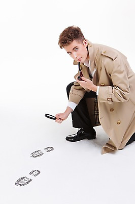 포토 JPG 스튜디오촬영 서양인 외국인 백인 해외기획촬영 남자 2013년태국 모션 돋보기 담배 실내 한명 들기 사람 상반신 20대 성인 옆모습 관찰 트렌치코트 무릎꿇기 발자국 탐정 남자만 남자한명만 성인남자만 청년만 청년남자만 청년남자한명만 성인한명만 성인남자한명만 성인만 국내포토 1 뷰포인트 자국 인종 청년 내부 코트 파일형식