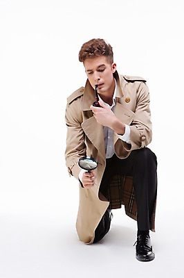 포토 JPG 스튜디오촬영 전신 서양인 외국인 백인 해외기획촬영 남자 2013년태국 모션 돋보기 담배 실내 한명 들기 사람 20대 성인 앞모습 관찰 트렌치코트 무릎꿇기 물기 탐정 남자만 남자한명만 성인남자만 청년만 청년남자만 청년남자한명만 성인한명만 성인남자한명만 성인만 국내포토 1 뷰포인트 인종 청년 내부 코트 파일형식